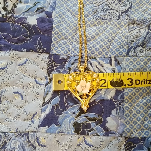 AVON Victorian Style Heart Necklace. - Picture 7 of 8